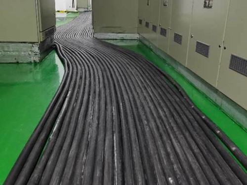 张家川如何根据理论计算公式计算温度对特定电压测量结果的影响？