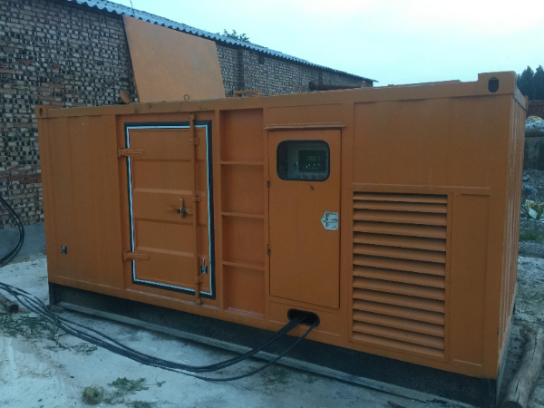 张家川发电机组长期使用中，电缆线的敷设路径有哪些要求？